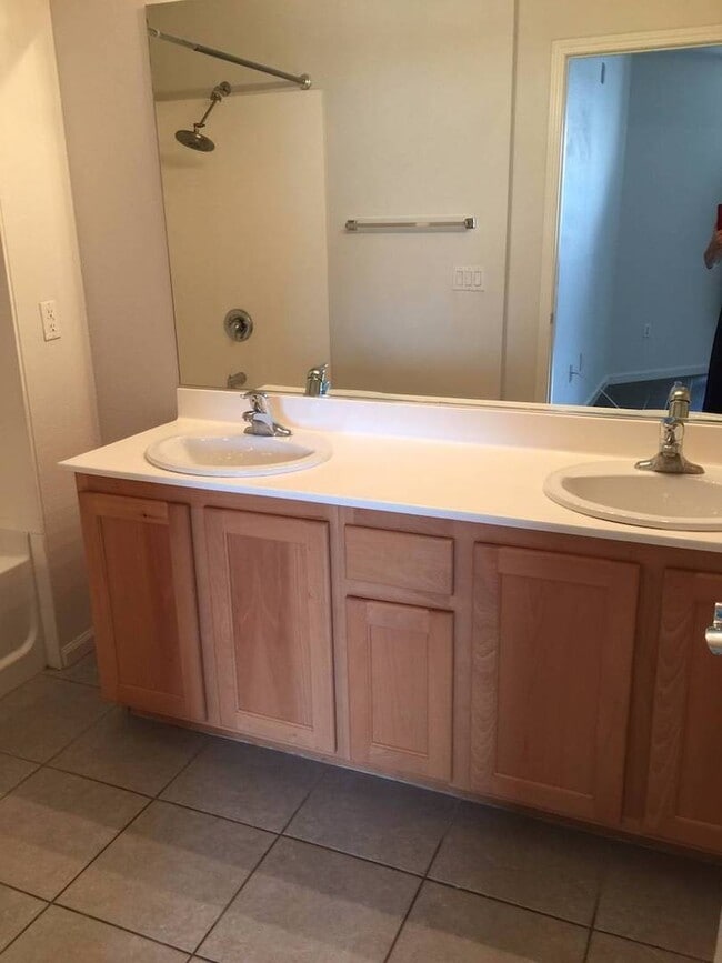 Building Photo - Amazing unfurnished 2 bedroom condo at Par...