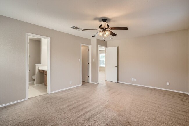 Building Photo - Less than 10 miles to Randolph AFB!