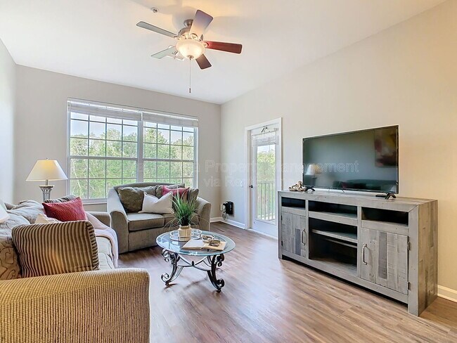 Building Photo - 2300 Silver Palm Dr