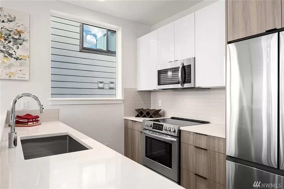 Building Photo - 5712 Roosevelt Way NE