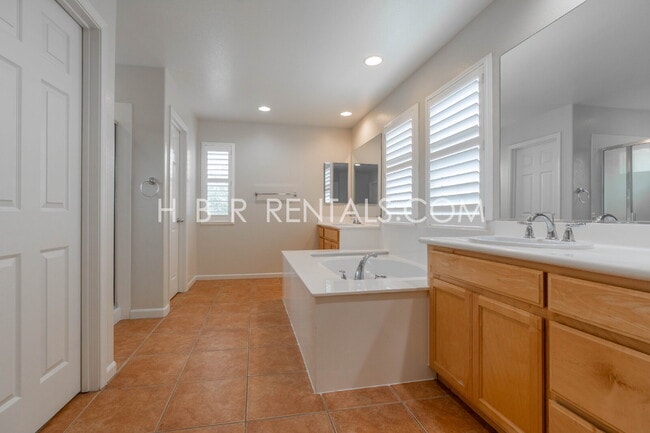 Building Photo - Comfort, Convenience & Space — Tracy Living at Its Best