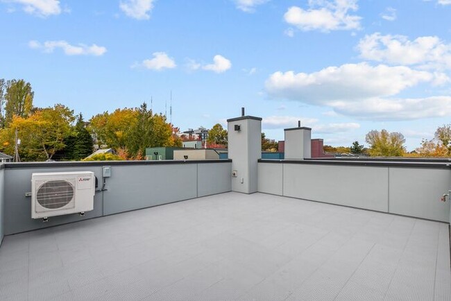 Building Photo - Stunning Ultra-Modern Central District Tow...