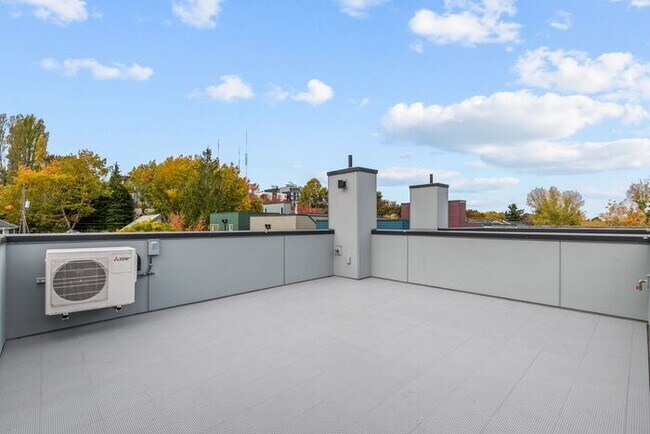 Building Photo - Stunning Ultra-Modern Central District Townhome w/ Air Conditioning