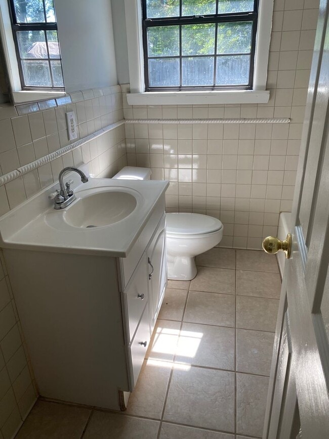 Building Photo - 3BR in Broadmoor