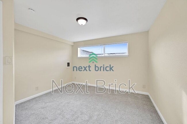 Building Photo - 701 S Kenyon St