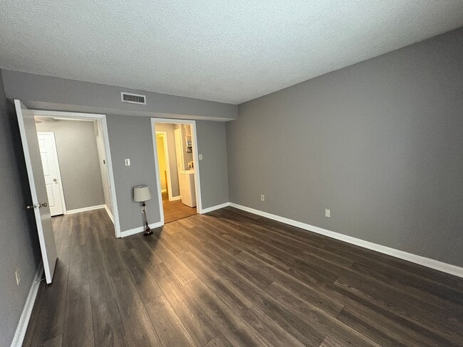 Building Photo - 1/2 First Full Month's Rent! 2BD/2BA Condo in Whispering Oaks.