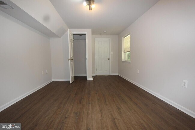 Building Photo - 406 Round Table Dr