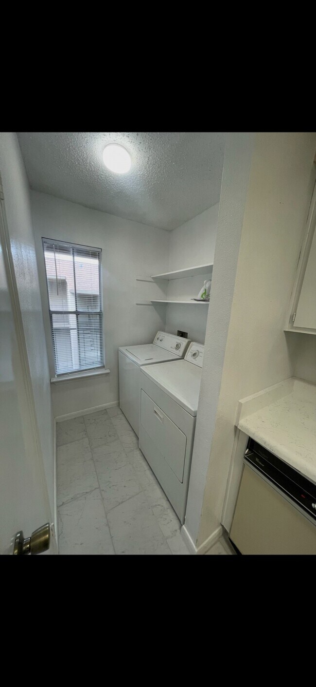 Building Photo - 700 Thicket Ln