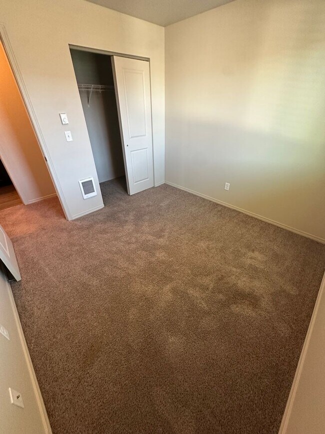 Building Photo - Stunning 4 Bedroom 2.5 Bath Duplex town ho...