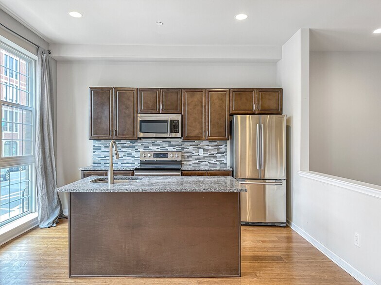 Building Photo - 2418 Frankford Ave