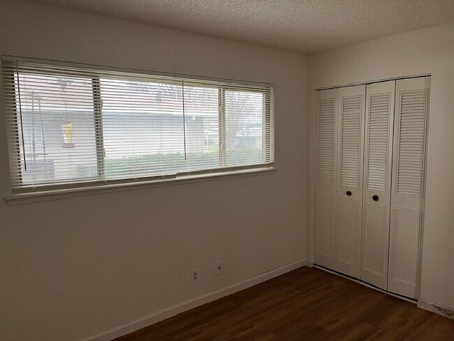 Building Photo - Condo: 2 Bedroom / 1 Bathroom - Citrus Heights