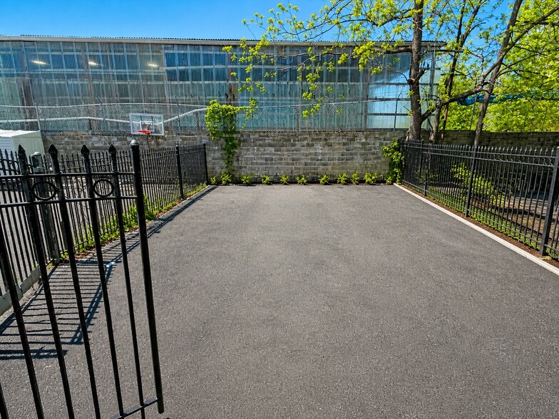 PARKING FOR 1 CAR - 612 S Park St