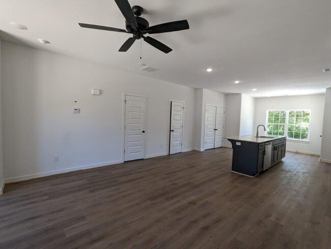 Building Photo - 990 N Crater Ave