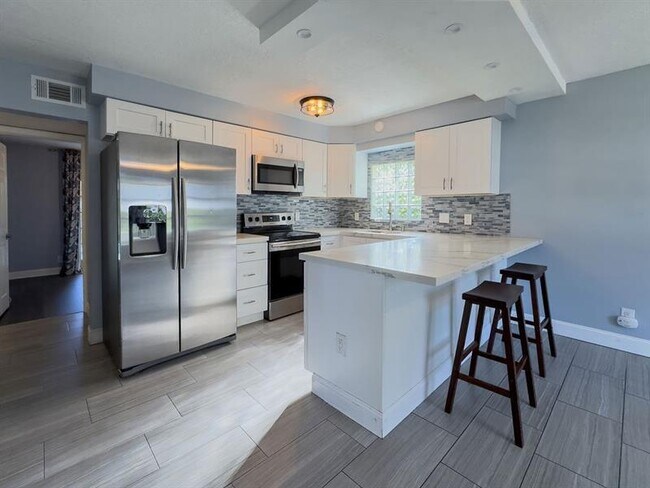 Building Photo - 902 NE 34th St