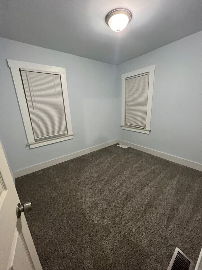 Building Photo - Welcome to this charming 3-bedroom, 1-bath...