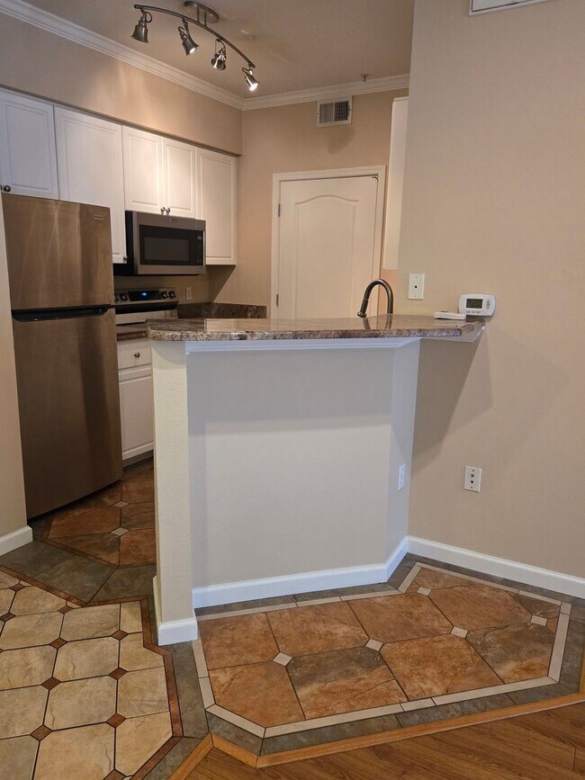 Building Photo - Charming 1-Bedroom 1-Bath Condo in Biltmore Area