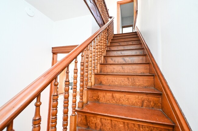 Building Photo - 735 Considine Ave