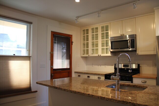 Building Photo - 310 2nd St