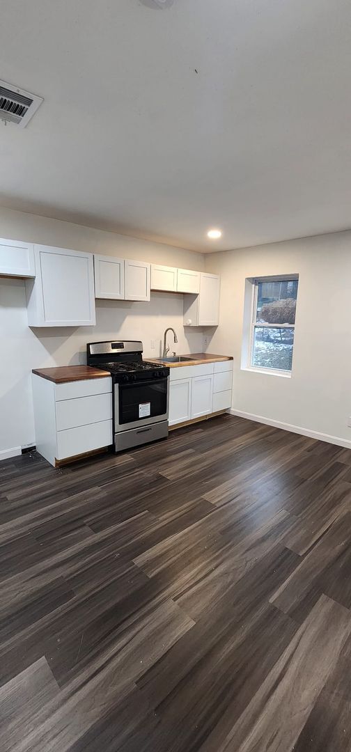 Building Photo - Newly Renovated 3-Bedroom Apartment in Pen...