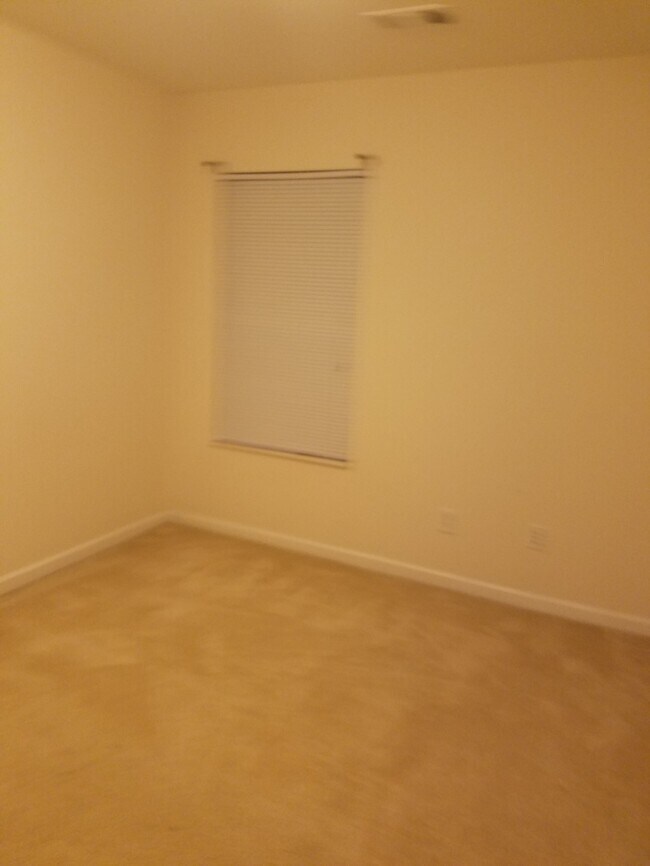 Building Photo - 4 Bedroom House