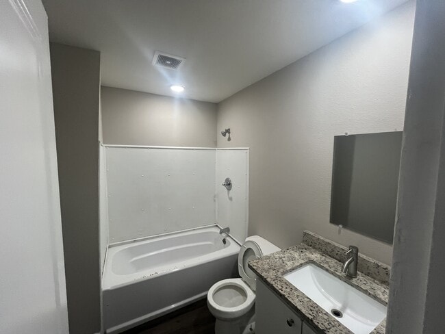 Building Photo - 412 E 5th St