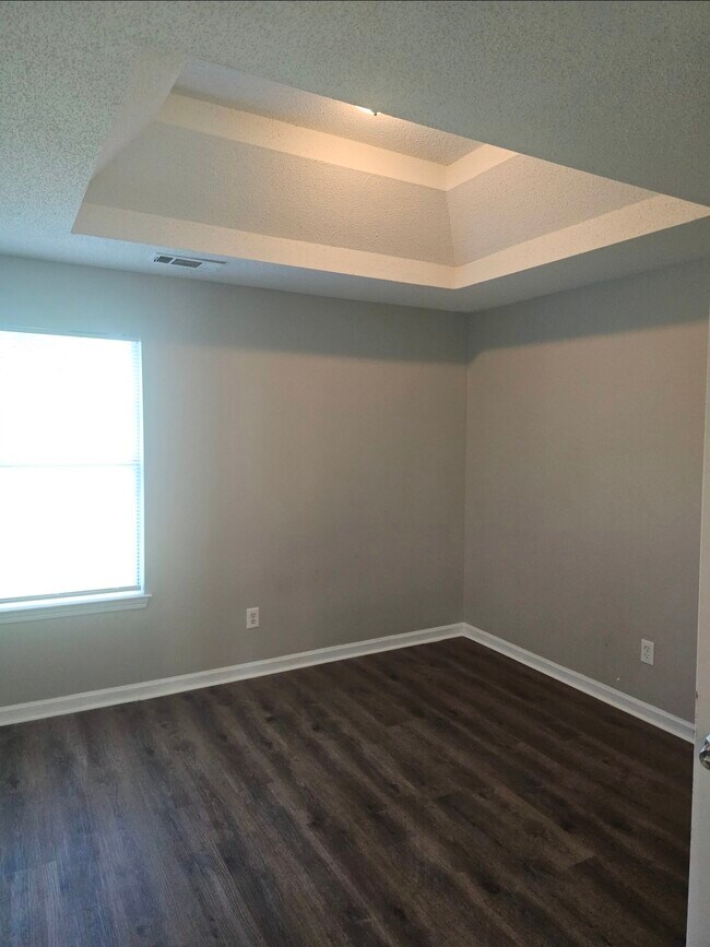 Building Photo - 670 Burtons Cove