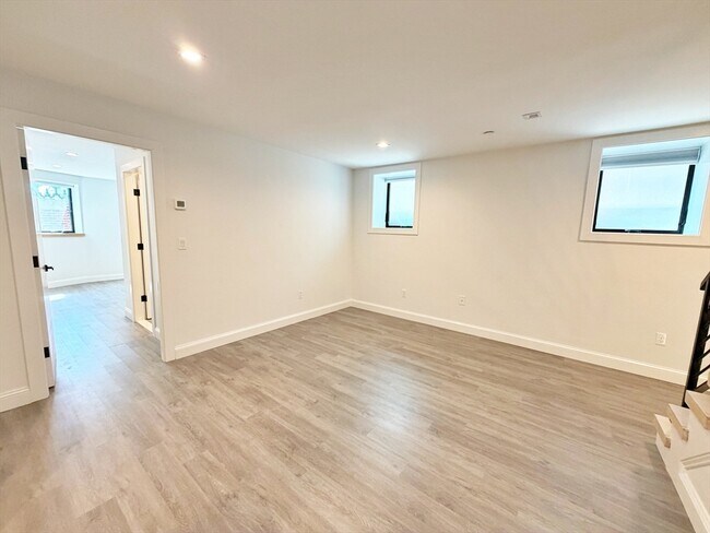 Building Photo - 182 Webster St