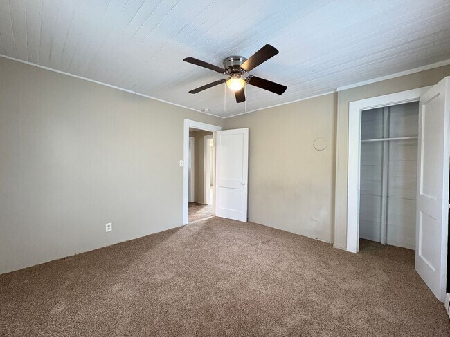 Building Photo - 2 Bedroom, 1 Bathroom House in High Point!