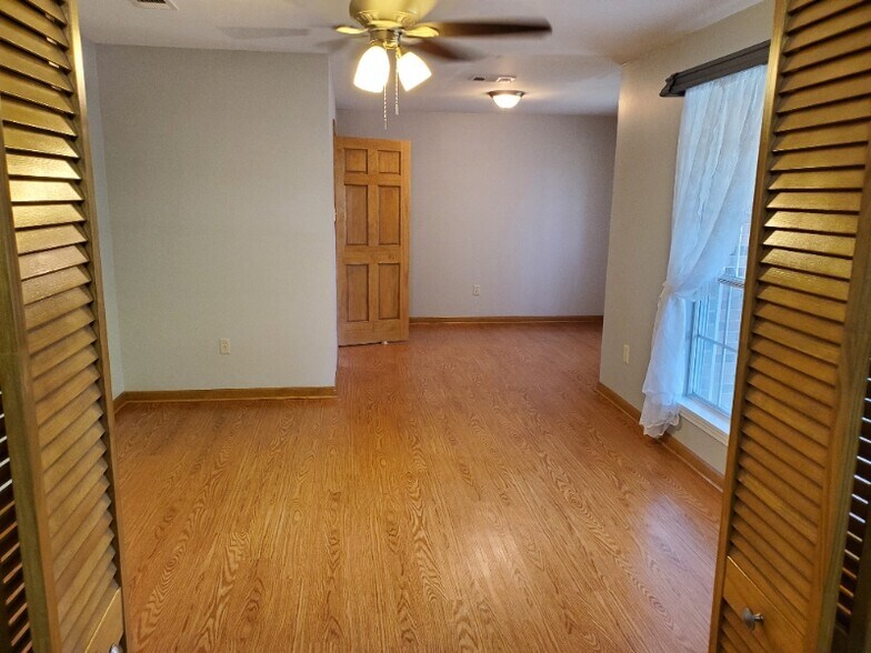 Building Photo - 302 Robbie St