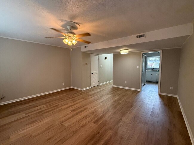 Building Photo - Beautiful 2 Bedroom 1.5 Bath townhome Clos...