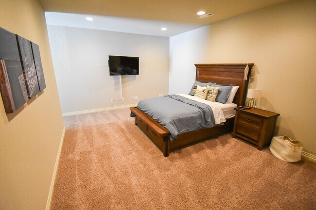 Building Photo - Stunning Fully Furnished Home in the Heart of Fayetteville!