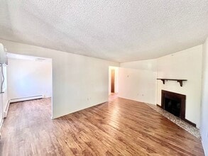 Building Photo - 2 Bed, 1 Bath Apartment!!