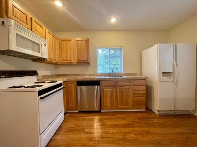 Building Photo - Spacious One Bedroom in Quiet 5 Plex with ...