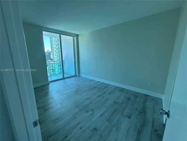 Building Photo - 950 Brickell Bay Dr