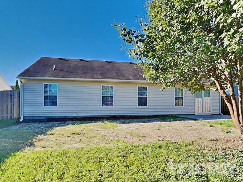 Building Photo - 2220 Lakecrest Dr