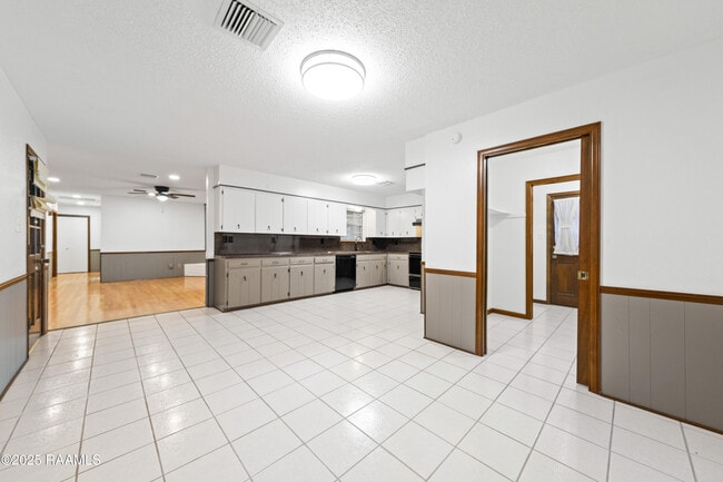Building Photo - 102 Wisteria Dr