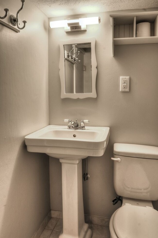 Building Photo - 4 bed in Aksarben