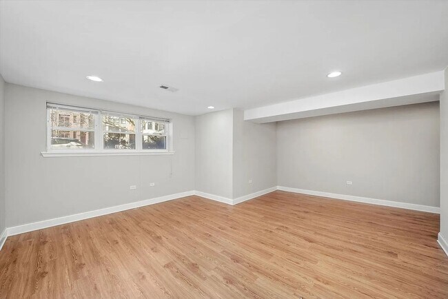 Building Photo - Charming 2BR Garden Unit in Bronzeville