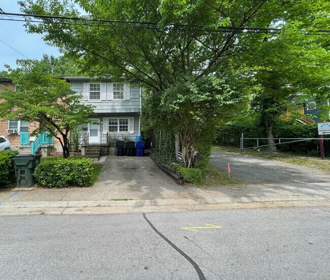 Building Photo - SPACIOUS TOWNHOME near Downtown! Washer/Dryer Included; Off-Street Parking