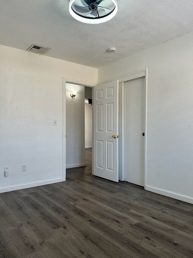 Building Photo - Please contact Vaughn Realty to set up an appointment, 760-446-6561