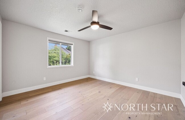 Building Photo - Westlake Traditional with Private, Level B...