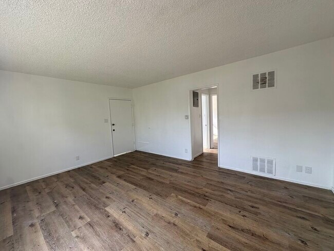 Building Photo - 2027 Ridgeley Dr