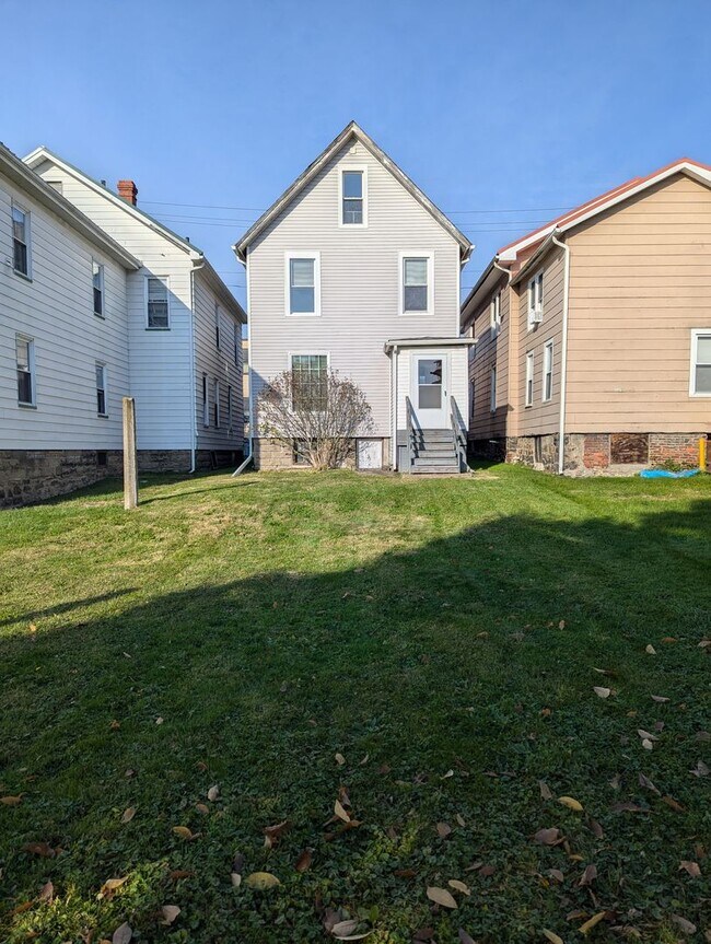 Building Photo - Three Bedroom, Single Family Home with Lot...