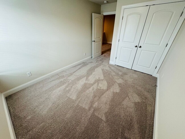 Building Photo - FOR LEASE - 3 bed, 2.5 bath, 1611 sqft tow...