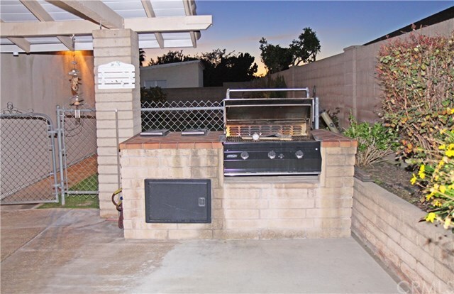 Building Photo - 9225 Talbert Ave