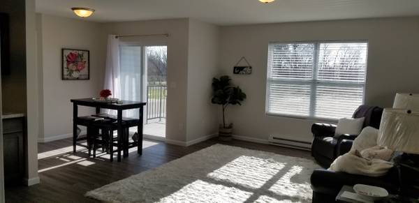 Living Room - 1000 W Marion St
