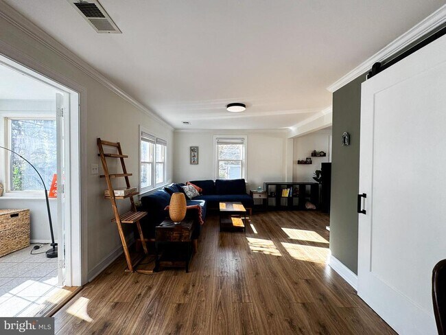 Building Photo - 10712 Warwick Ave