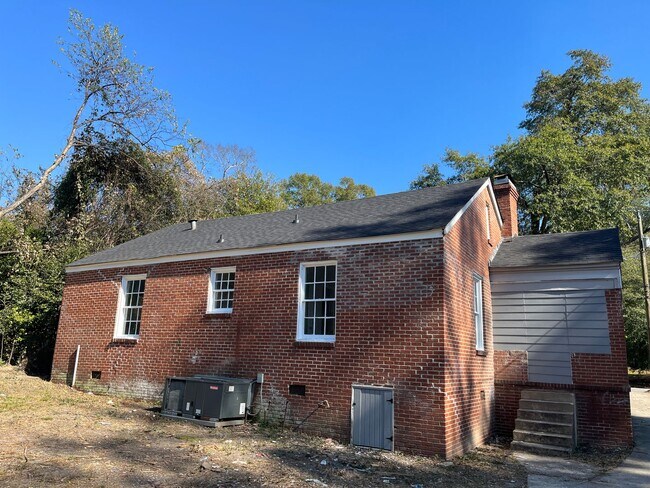 Building Photo - 2106 S Andrews Cir