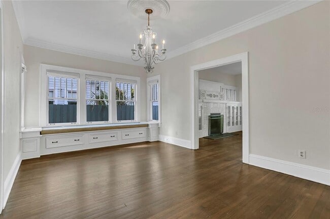 Building Photo - 1204 S Oak Ave