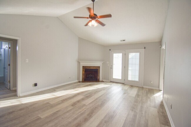 Building Photo - 5 Bedroom 3 Bathroom- Small Pets Okay